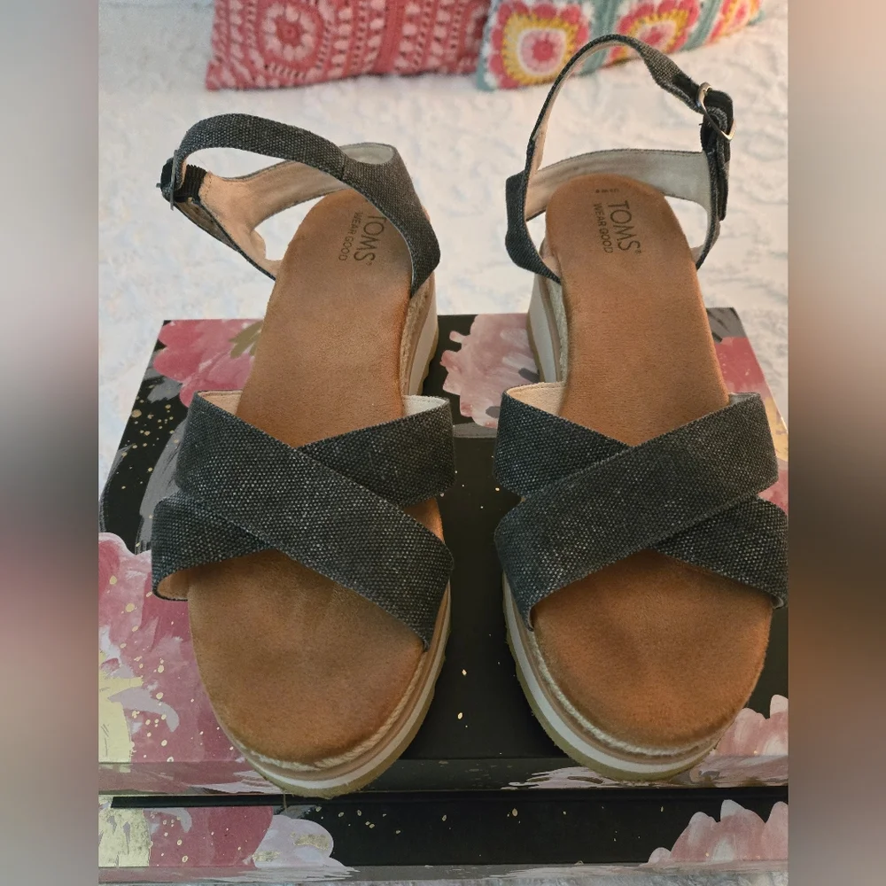 TOMS Sandals - Picture 4 of 10